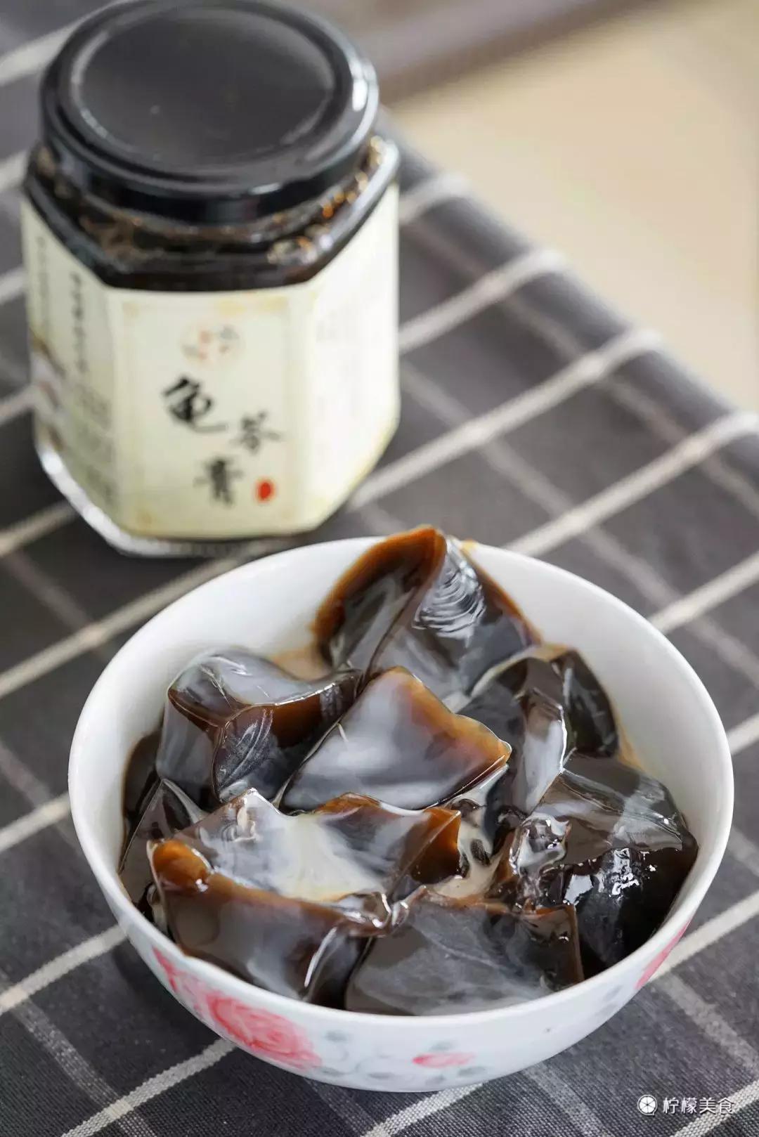 74岁的他，把一半的人生交给了这碗「黑暗甜品」