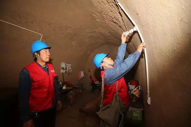 村书记在乡下帮村民处理什么事情,驻村干部下地干活