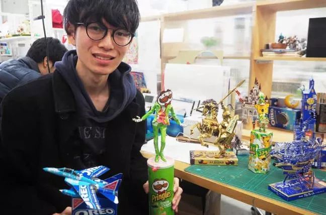 小哥用废纸盒惊艳27万人，跟他一比，我简直是手残