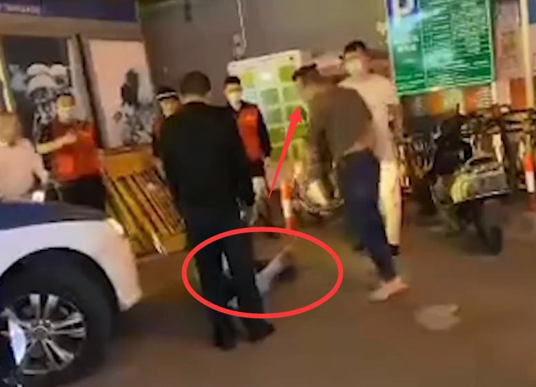 当着民警面踢人一脚,当地回应交警在街边脚踹一男子
