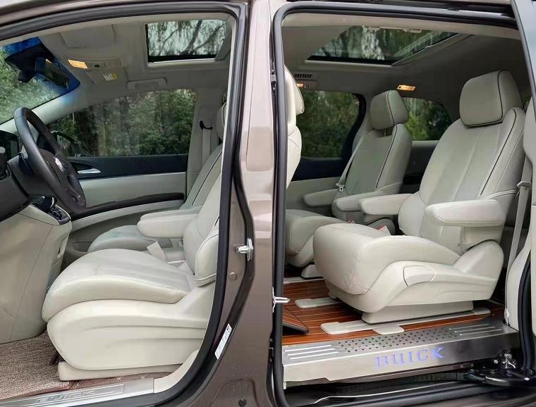 别克gl8商务车2.4经典用车体验,别克gl8商务车3.0旗舰车更修长