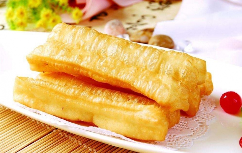 鸡蛋小油条的做法,鸡蛋油条汤的家常做法