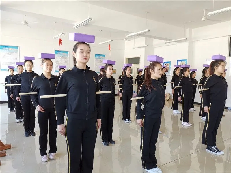 山东铝业职业学院空乘报的人多吗,山东铝业空乘专业礼仪