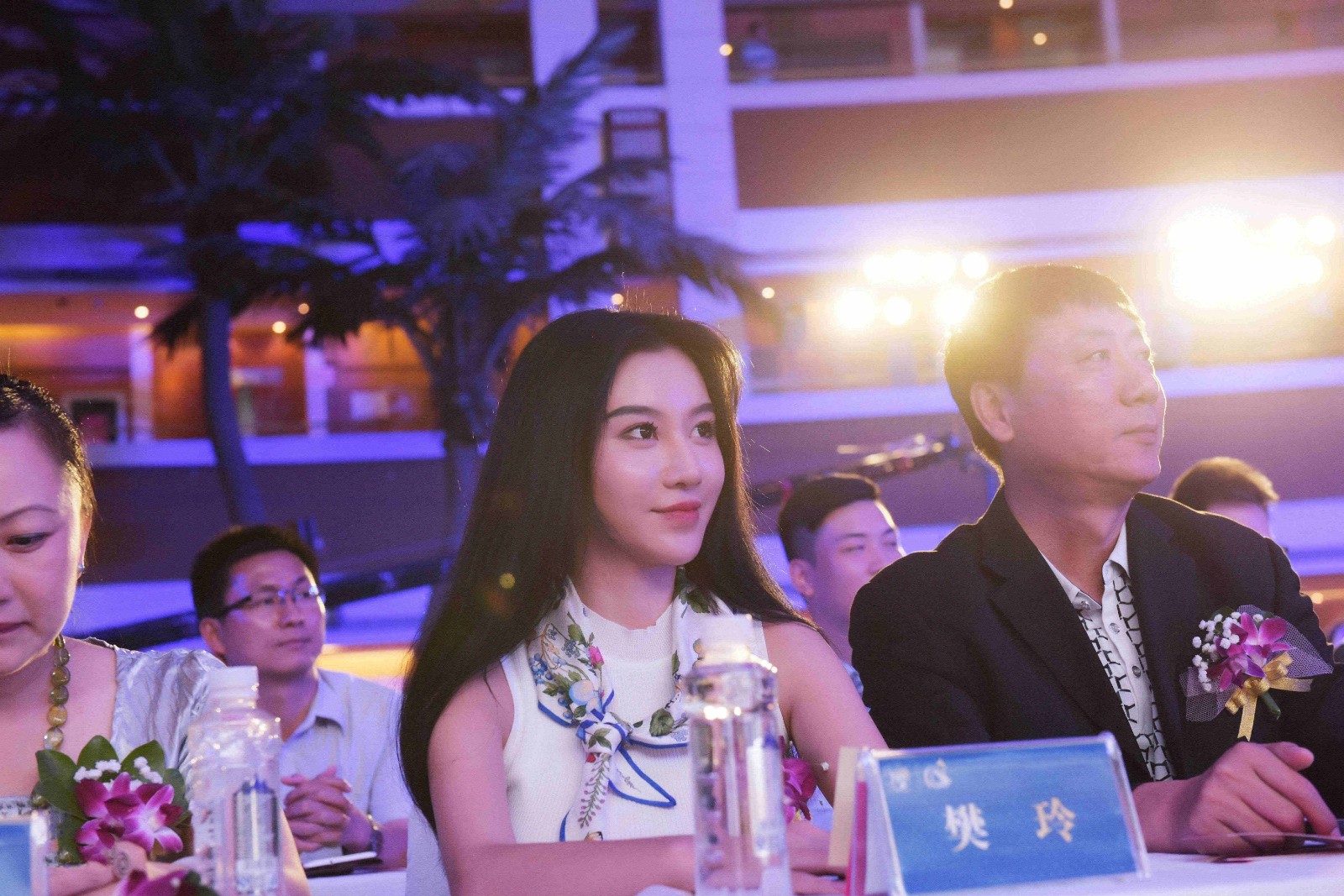 她是最美足球宝贝，一记“胸夹手机”走红，网友追问：手机卖不