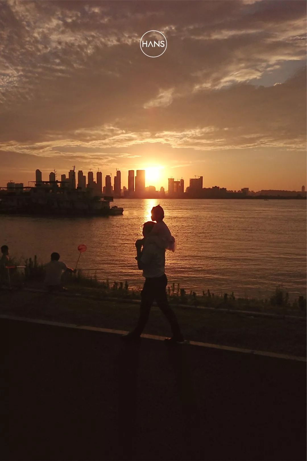 这里是青山，请长按保存