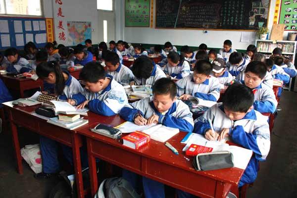 王斌照顾伤者家属,照顾残疾妈妈王斌