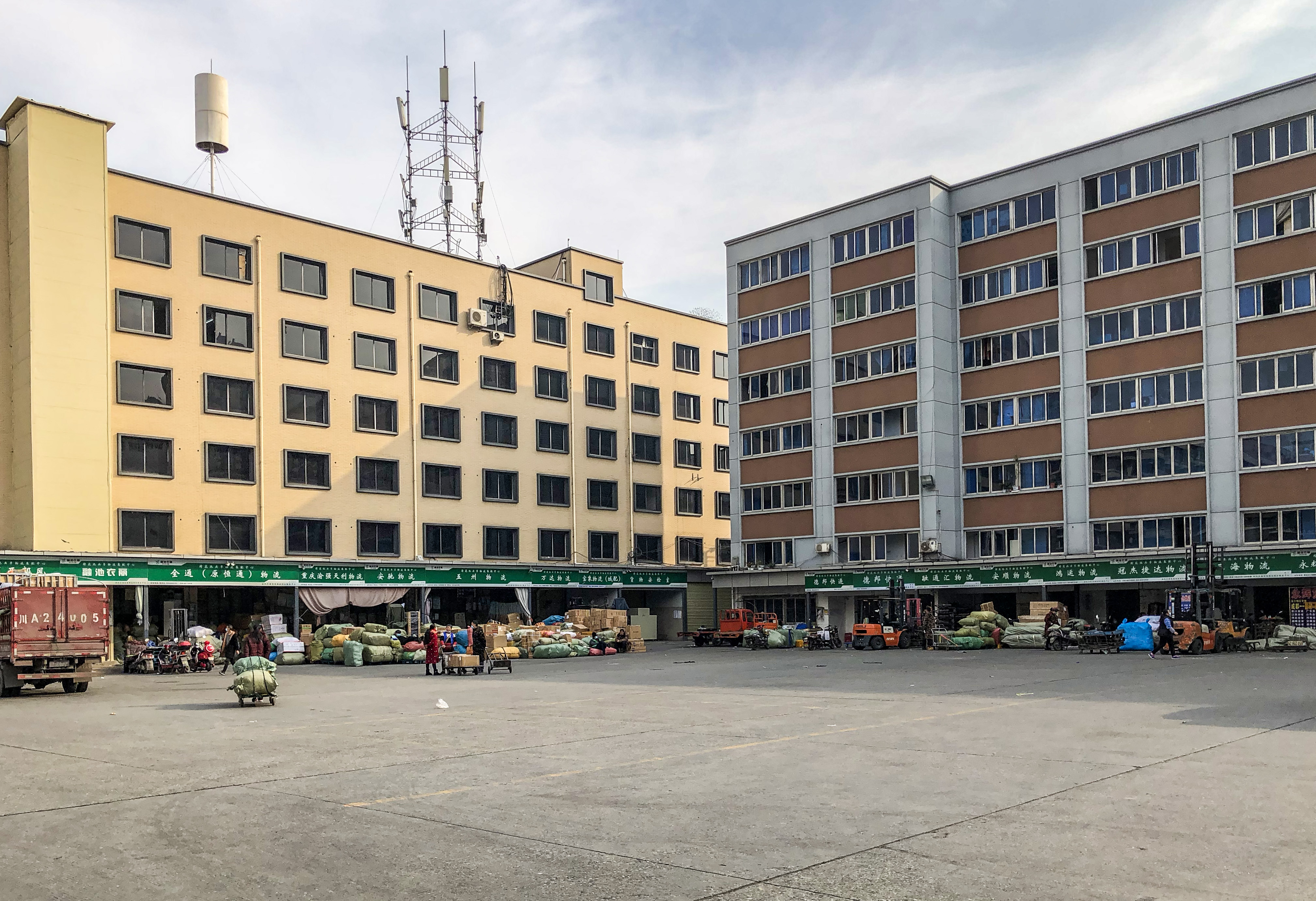 曾是成都“最牛”的服装城，凌晨三点就开始营业，单日能卖十几亿