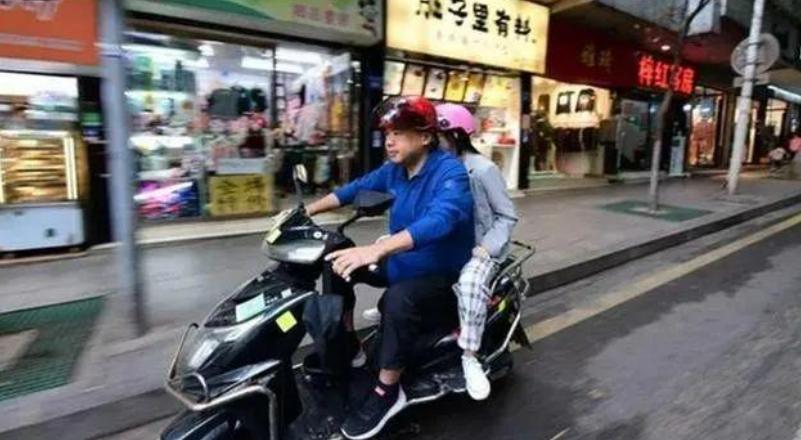 两教培巨头同日“停摆”：家长抱团维权，培训教师们却只能“孤独地舔舐伤口”