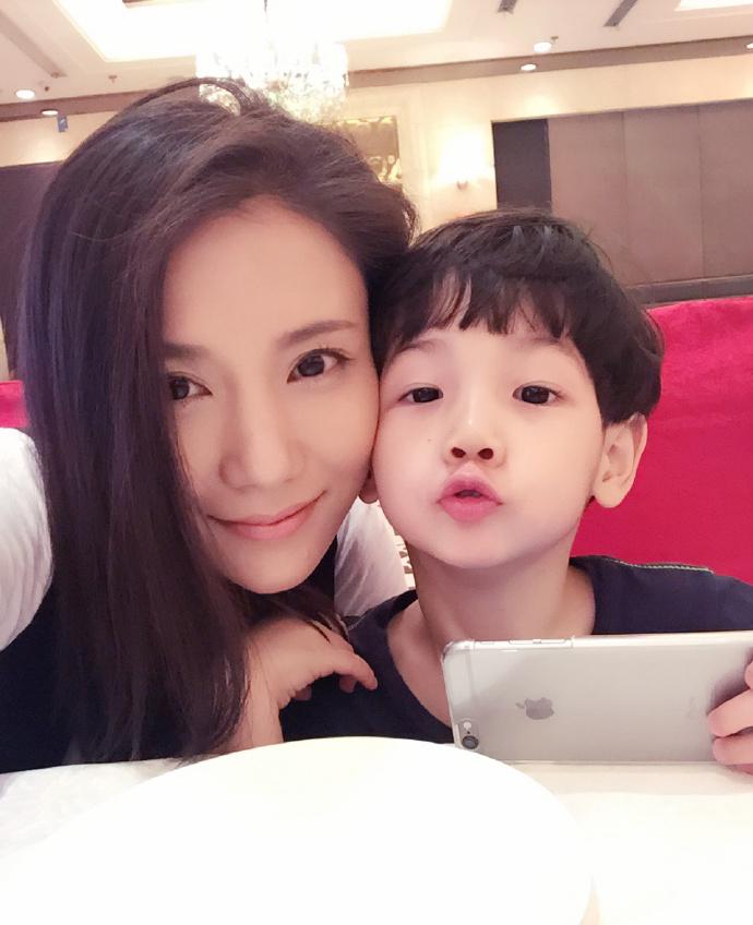 杨烁带孩子惹众怒完整版,杨烁对待儿子态度大转变