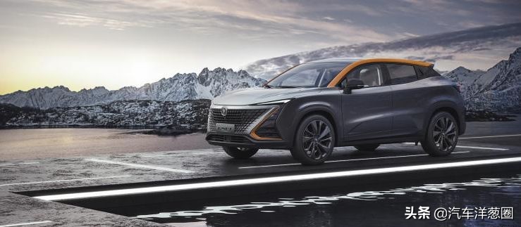 宝马发布全新车标,宝马蓝天白云标改黑白标