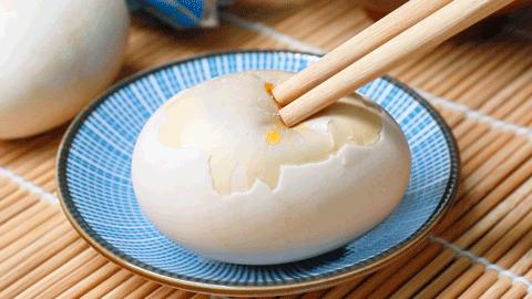 咸鸭蛋但是咸鸡蛋却很少有人吃,如何让咸鸭蛋蛋黄流油而不会咸