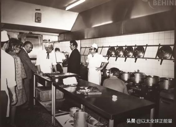 有八块腹肌的肯德基爷爷,肯德基老爷爷亲自做炸鸡