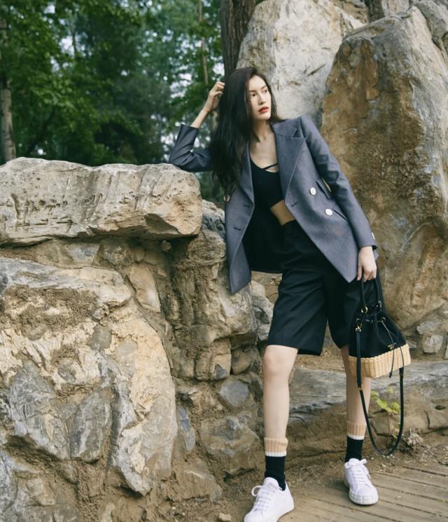 热裤放进衣柜吧！今夏流行的是五分裤，显瘦又时髦，明星也爱穿