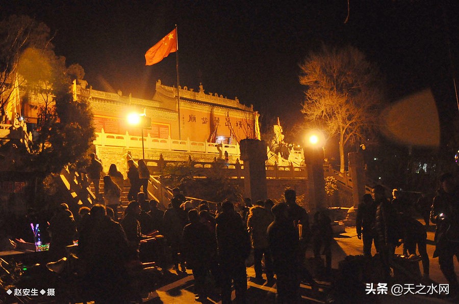 甘肃天水数万民众“上九朝观”祈福纳祥争烧头柱香！（组图）