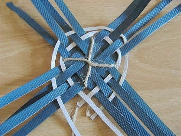 打包带编手工花篮教程视频,教你用打包带编圆篮子视频