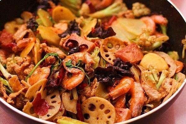 饭店做的麻辣香锅怎么做的,麻辣香锅的家常做法开胃又下饭