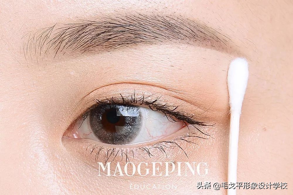 圆脸女生怎样化妆才能显得好看,圆脸怎么化妆显脸小淡妆