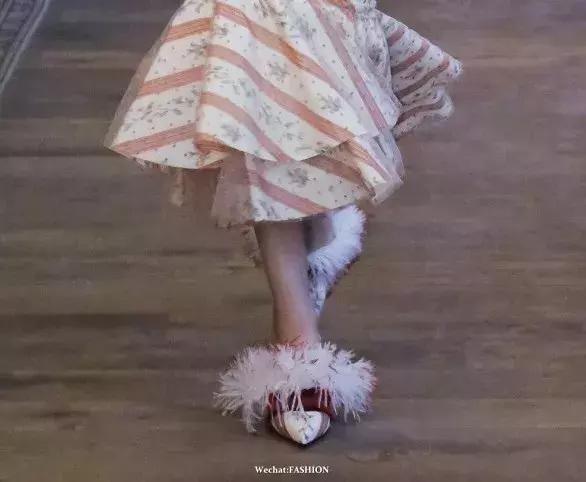 刘雯、倪妮不费力就很时髦原来是脚上的拖鞋太美了