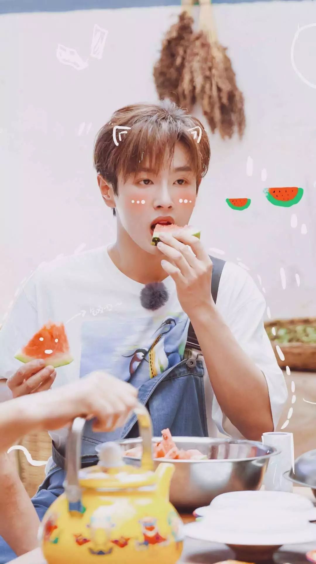 王一博李汶翰说悄悄话,李汶翰王一博一个团的吗