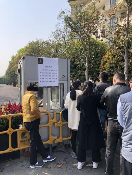 上海楼市太魔幻：最高一套8000万排队抢豪宅竟打起来了