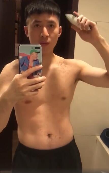 国乒世界冠军给自己理发！碎发洒满肩膀亮点太多，身材遭调侃