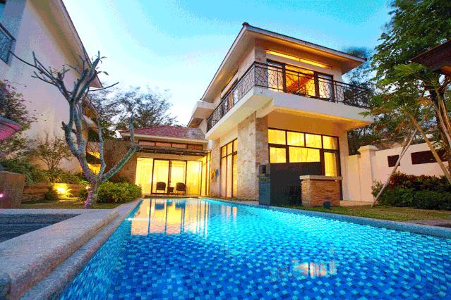 三亚维景度假酒店，占地100000多平米，位于天下第一湾的亚龙湾