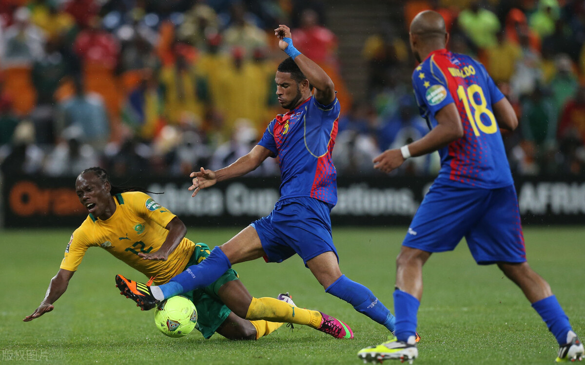 fifa男足最新排名国足跌4位第75,国足荒谬时刻