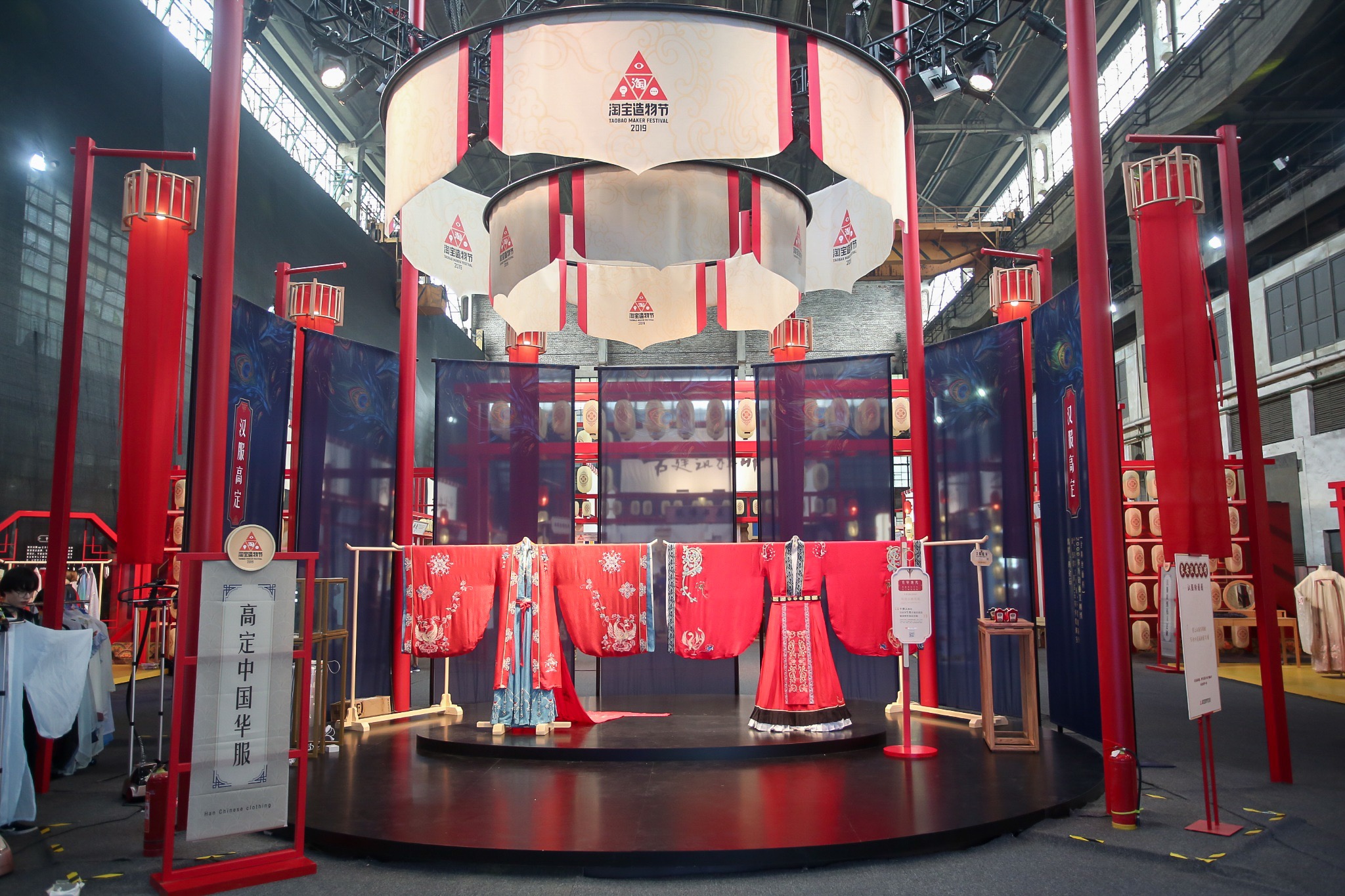 探秘淘宝造物节：机器人满地走穿上外骨骼机甲就能抬起一辆车