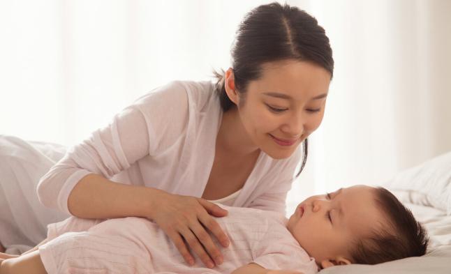 新生儿小觉睡多久,新生儿睡眠时间表大全