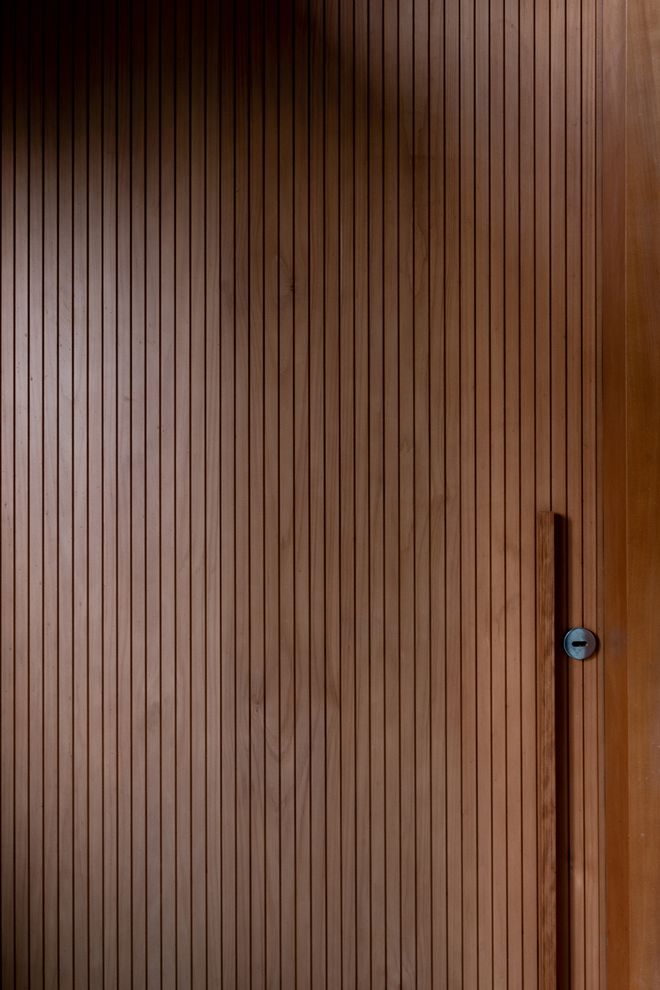 顺应场地高差，面向湖景：这个住宅看起来旧旧的，内部却光影斑驳