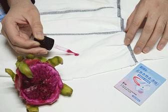 最简单的办法去除t恤上的油渍,白t恤发黄油渍怎么洗才能洗白