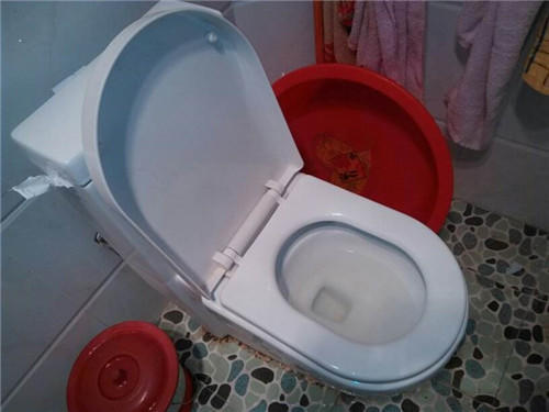 马桶堵了但还缓慢下水能用开水吗,用开水冲马桶能疏通管道吗