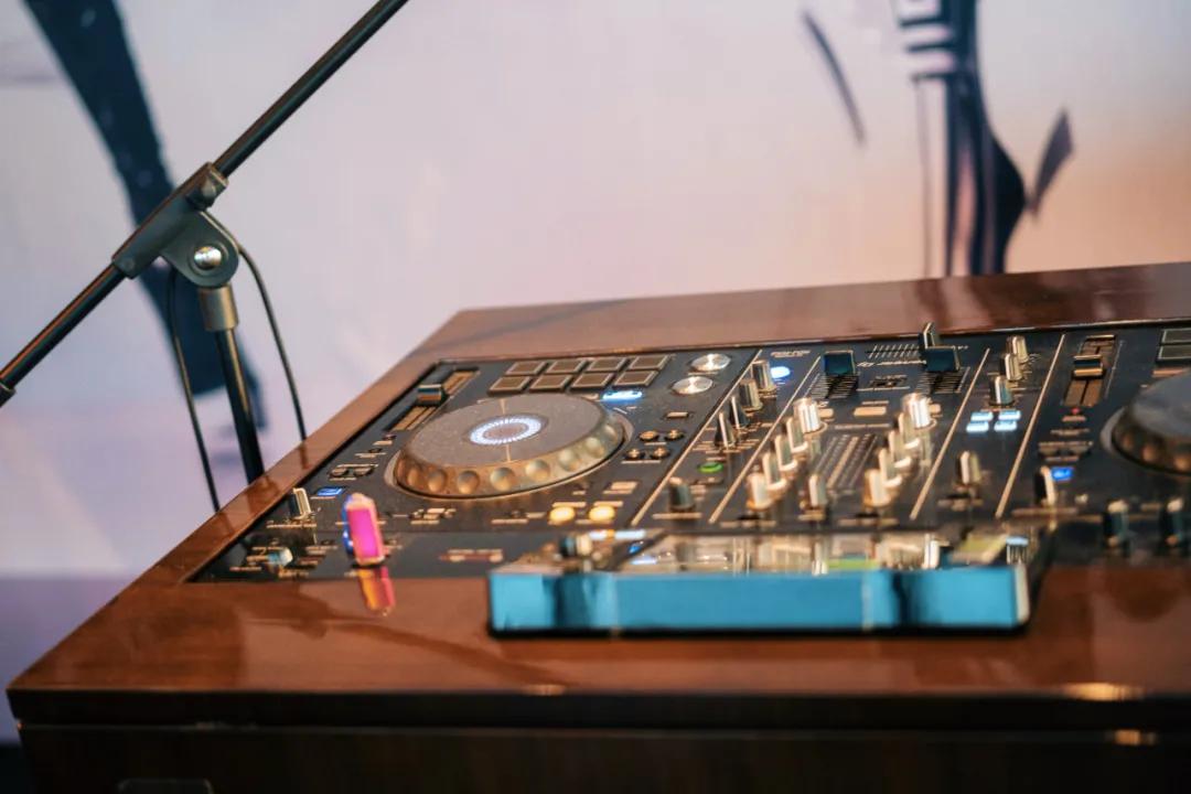 把繁华踩在脚下，将吃喝囊括周边。去长沙要住地标里