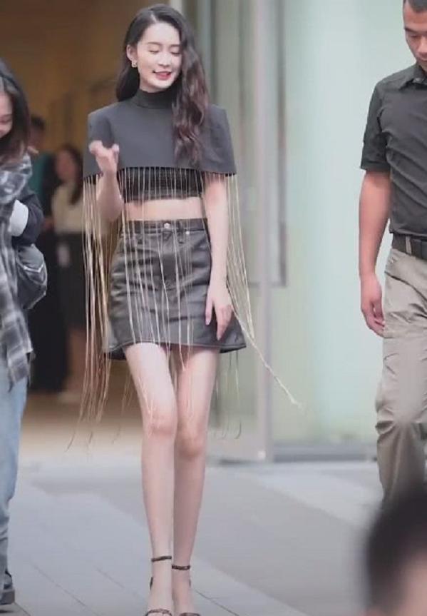 李沁马甲线视频,李沁的马甲线