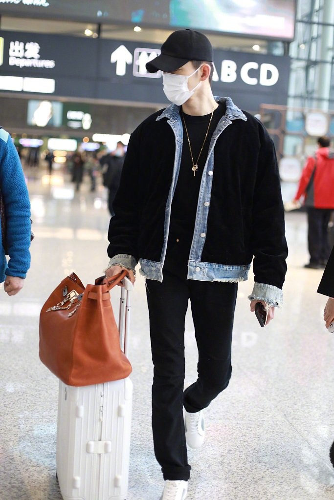 张翰秋装夹克外套全身照片,张翰一身黑衣超有型男气质