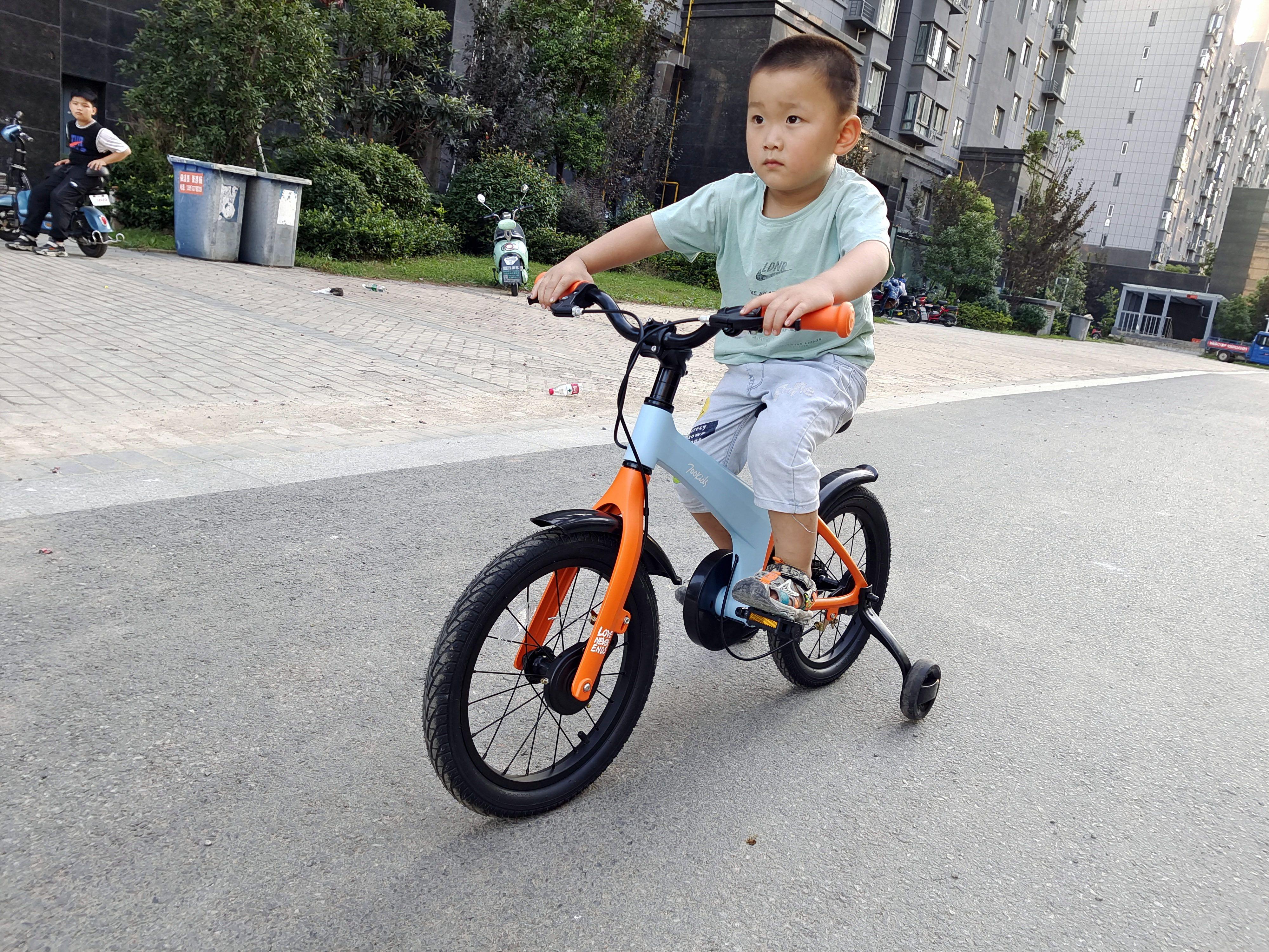 骑行不再成为负担，孩子使用更安全，柒小佰运动减震自行车体验