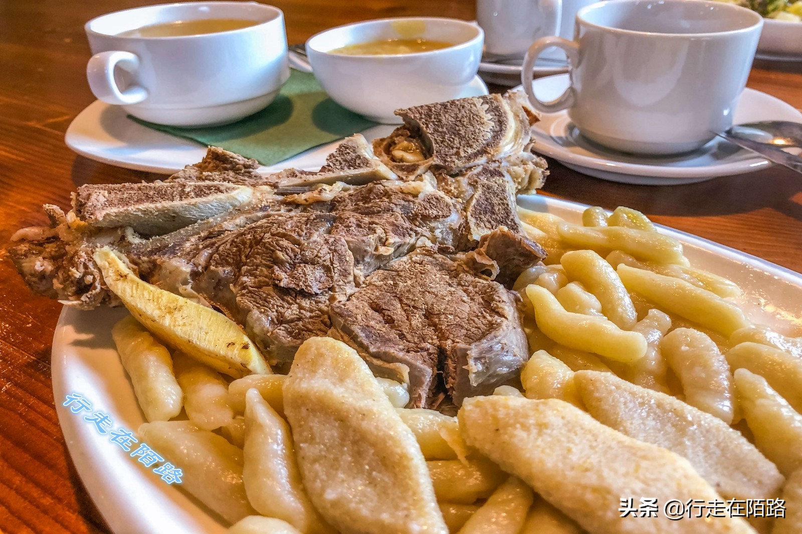 世俗化的车臣穆斯林：不戴头巾还能喝酒，交警都要配AK47