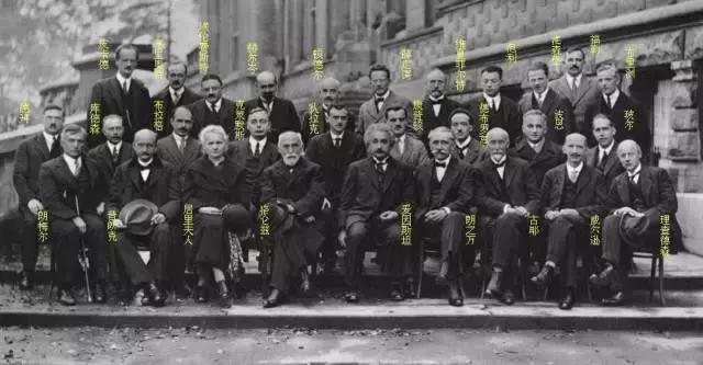 霍金站起来的照片,霍金站着