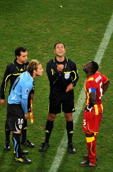 裁判抛硬币挑边,裁判扔硬币决定什么