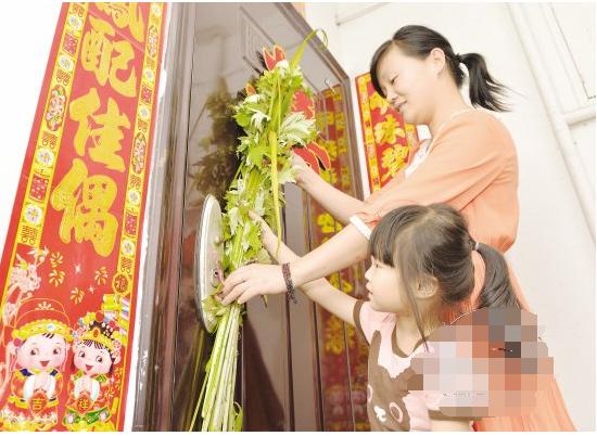 端午节挂艾叶挂在门外还是屋内,城里端午节艾叶怎么挂在门上最好