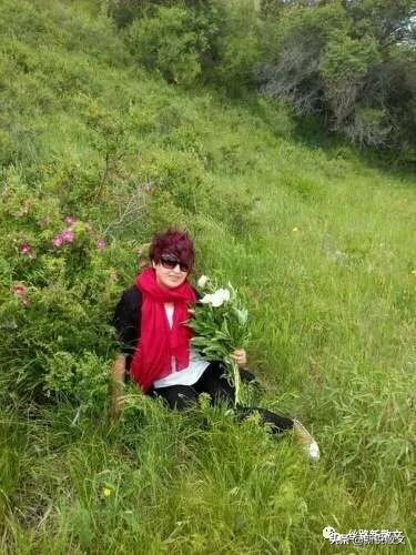 姐姐在手术室做手术,姐姐躺在手术台上