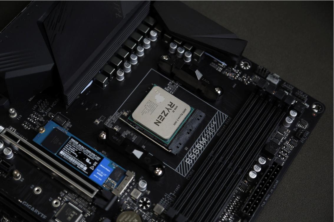 为刚踏入社会的小兄弟，配了一台高颜值散热好的FLUX平台主机