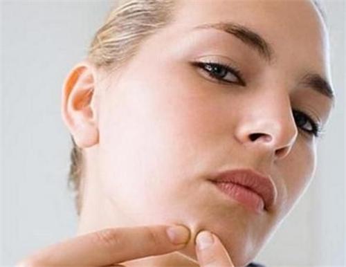 怎样让下巴的痘痘消失,下巴频繁长痘痘的原因和改善方法