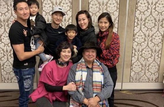 洪金宝抽雪茄戴金链,68岁洪金宝身体瘦成皮包骨头