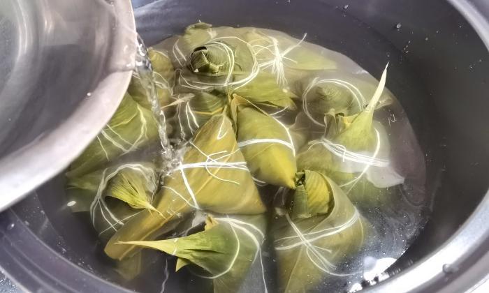 煮粽子用碱水,煮粽子怎么煮才能软糯更好