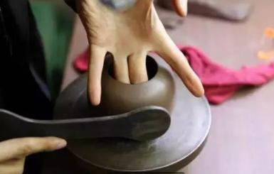 紫砂壶价格大跌原因有哪些呢,怎么估算紫砂壶价格多少钱一个呢