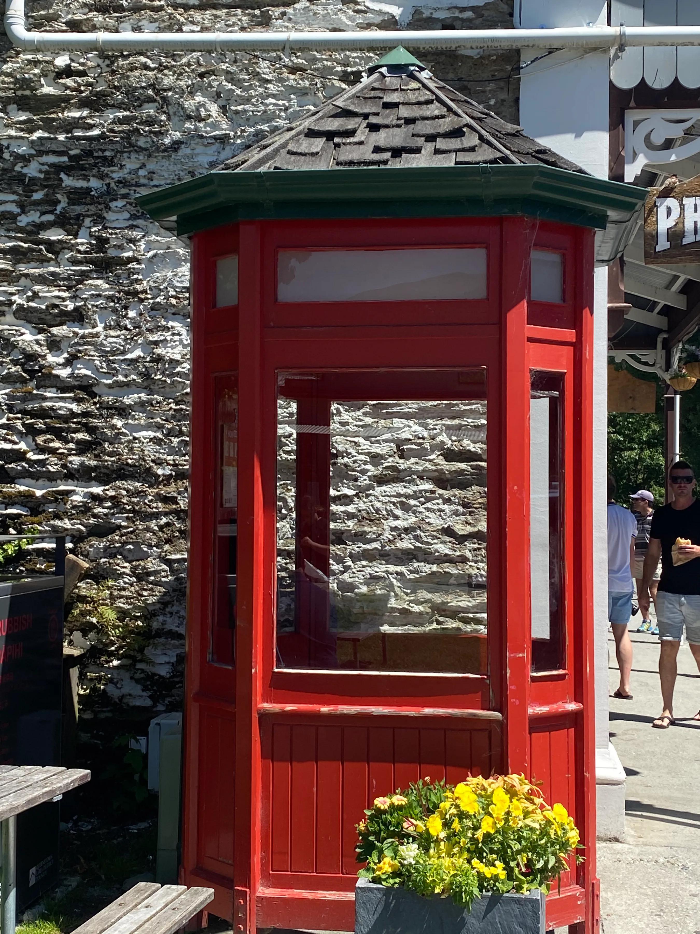 风吹过湖边,风吹过湖边柳树