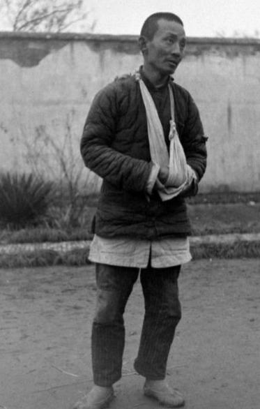 粟裕派他去做汉奸，为了装得像一点，他学了个五毒俱全