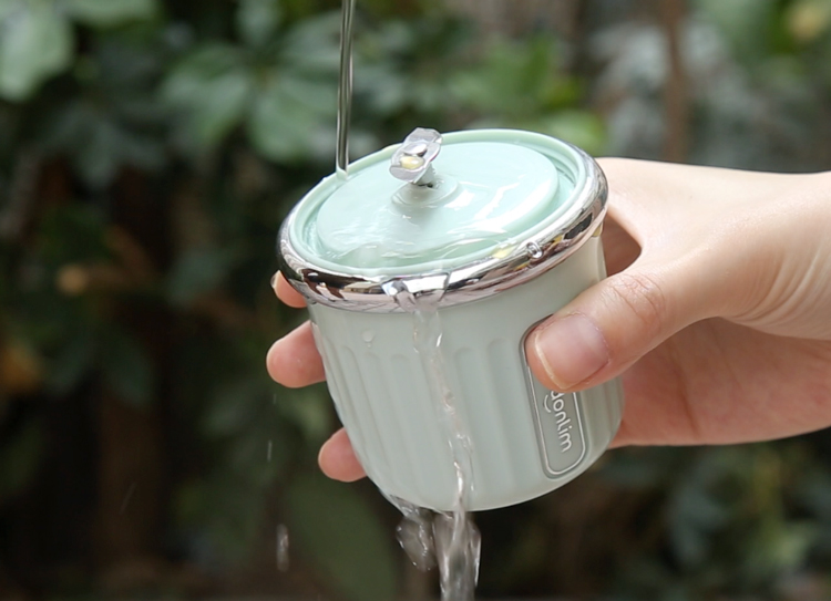 放到包包里的榨汁机,随身携带榨汁机随时喝到新鲜果汁