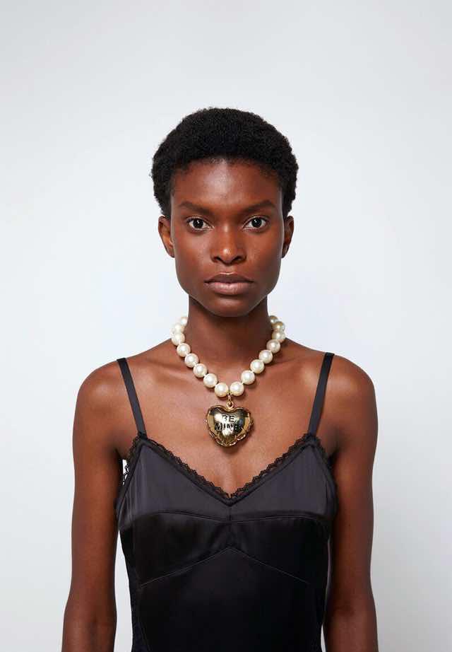 珍珠帽子白色怎么搭配好看,休闲穿搭适合戴的珍珠